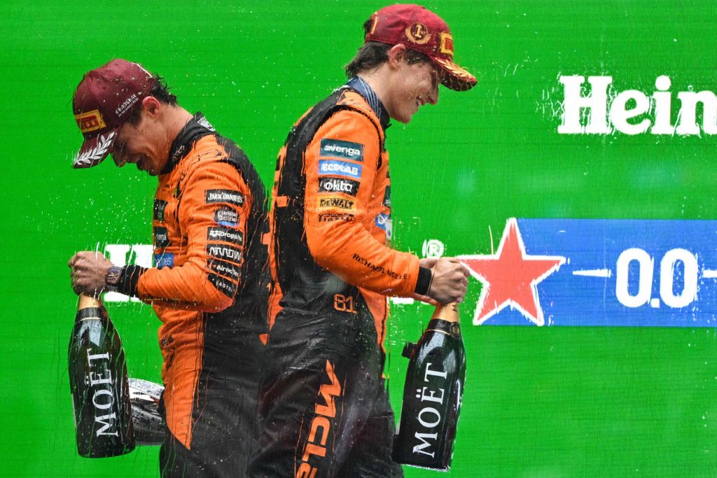 Lando Norris et Oscar Piastri célébrant sur le podium du Grand Prix de Chine 2025