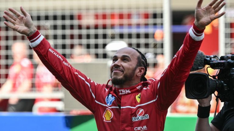 Hamilton célèbre sa victoire en course sprint en Chine 2025